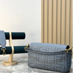 Replica Borsa Baguette classica Fendi con motivo a lettere FF in rilievo 3D Blu Replica Borsa Baguette classica Fendi con motivo a lettere FF in rilievo 3D Blu