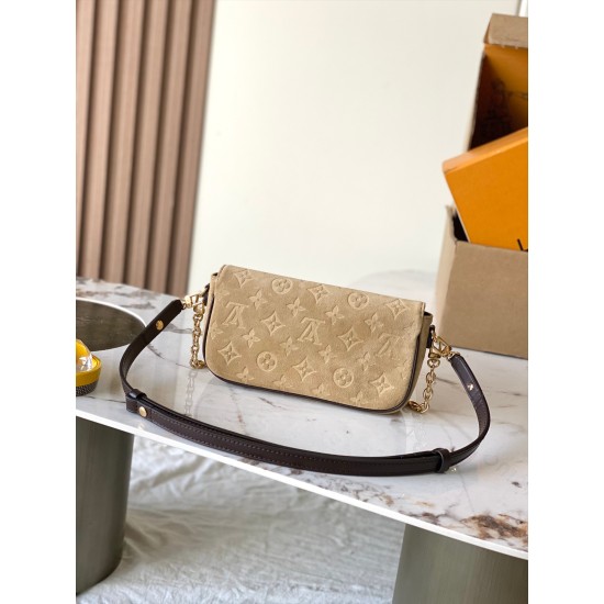 Replica Portafoglio Louis Vuitton M2A016 Ivy On Chain suede marrone Replica Portafoglio Louis Vuitton M2A016 Ivy On Chain suede marrone