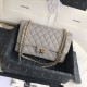 Dupe Borsa con patta classica in pelle di vitello granulata A1112 Grigio imitazioni perfette Replica Borsa con patta classica in pelle di vitello granulata A1112 Grigio Griffate