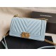 Replica Boy Classic Flap Borse A67086 Pelle di agnello azzurra Outlet Boy Classic Flap Borse A67086 Pelle di agnello azzurra imitazioni perfette