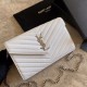 Portafoglio a catena busta con monogramma YSL Saint Laurent in pelle martellata bianco Dupe Perfetta Cloni Firmate Portafoglio a catena busta con monogramma YSL Saint Laurent in pelle martellata bianco imitazioni