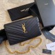 Portafoglio con catena YSL Saint Laurent con busta a catena in pelle martellata Hardware nero oro Dupe Perfetta Cloni Firmate Portafoglio con catena YSL Saint Laurent con busta a catena in pelle martellata Hardware nero oro imitazioni
