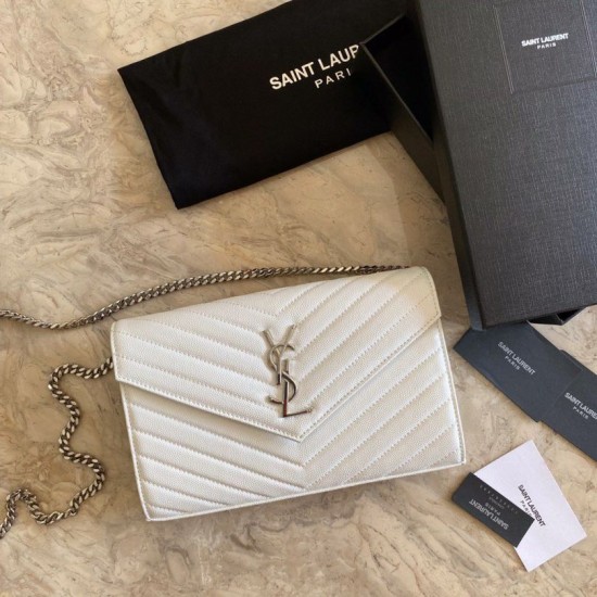 Portafoglio a catena busta con monogramma YSL Saint Laurent in pelle martellata bianco Dupe Perfetta Cloni Firmate Portafoglio a catena busta con monogramma YSL Saint Laurent in pelle martellata bianco imitazioni