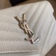 Portafoglio a catena busta con monogramma YSL Saint Laurent in pelle martellata bianco Dupe Perfetta Cloni Firmate Portafoglio a catena busta con monogramma YSL Saint Laurent in pelle martellata bianco imitazioni