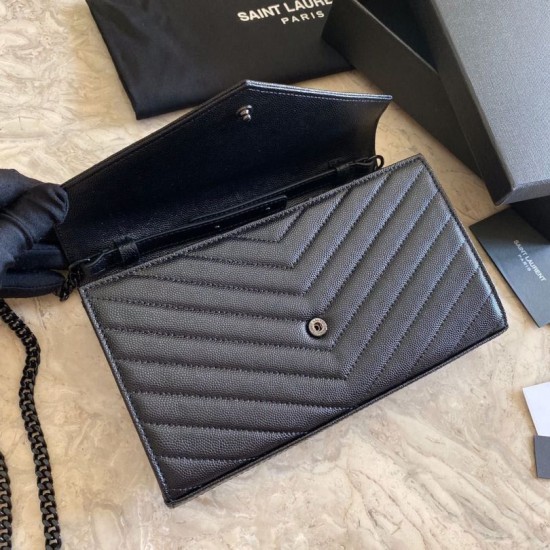 Cloni Firmate Portafoglio con catena YSL Saint Laurent con busta a catena in pelle martellata nera nera hardware imitazioni