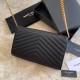 Portafoglio con catena YSL Saint Laurent con busta a catena in pelle martellata Hardware nero oro Dupe Perfetta Cloni Firmate Portafoglio con catena YSL Saint Laurent con busta a catena in pelle martellata Hardware nero oro imitazioni