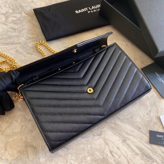 Portafoglio con catena YSL Saint Laurent con busta a catena in pelle martellata Hardware nero oro Dupe Perfetta Cloni Firmate Portafoglio con catena YSL Saint Laurent con busta a catena in pelle martellata Hardware nero oro imitazioni
