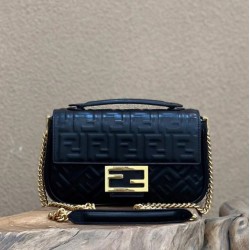 Replica Borse midi Fendi Baguette con catena in nappa nera imitazioni Miglior Prezzo Borse Replica midi Fendi Baguette con catena in nappa nera