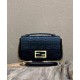 Replica Borse midi Fendi Baguette con catena in nappa nera imitazioni Miglior Prezzo Borse Replica midi Fendi Baguette con catena in nappa nera