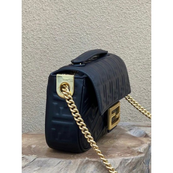 Replica Borse midi Fendi Baguette con catena in nappa nera imitazioni Miglior Prezzo Borse Replica midi Fendi Baguette con catena in nappa nera
