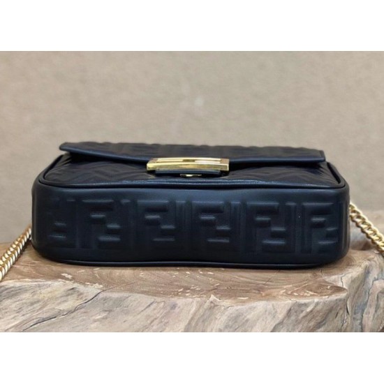 Replica Borse midi Fendi Baguette con catena in nappa nera imitazioni Miglior Prezzo Borse Replica midi Fendi Baguette con catena in nappa nera