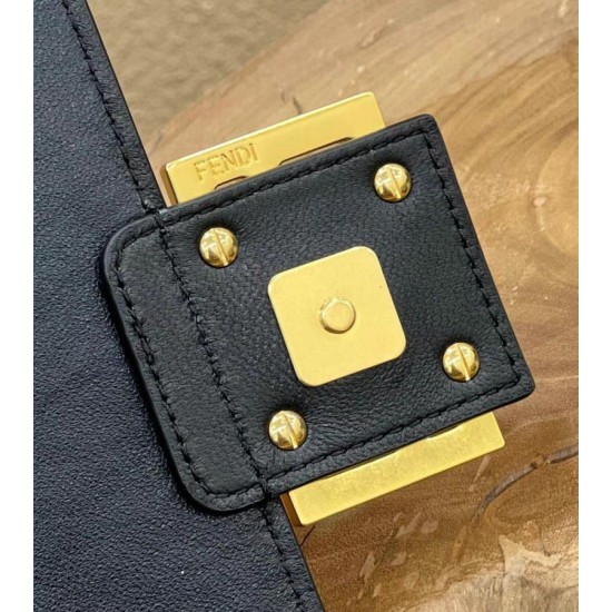 Replica Borse midi Fendi Baguette con catena in nappa nera imitazioni Miglior Prezzo Borse Replica midi Fendi Baguette con catena in nappa nera