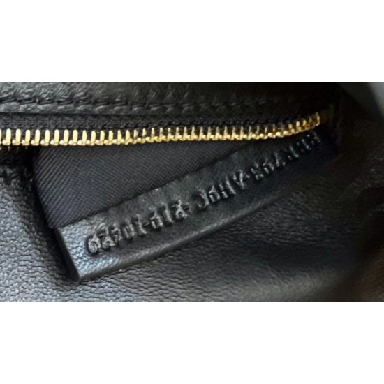 Replica Borse midi Fendi Baguette con catena in nappa nera imitazioni Miglior Prezzo Borse Replica midi Fendi Baguette con catena in nappa nera