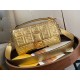 Replica Borsa grande Fendi Baguette con motivo FF oro imitazioni Miglior Prezzo Borsa grande Fendi Baguette con motivo FF oro Replica