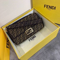 Borsa grande Fendi Baguette in tessuto FF con finiture nere Borsa grande Fendi Baguette in tessuto FF con finiture nere