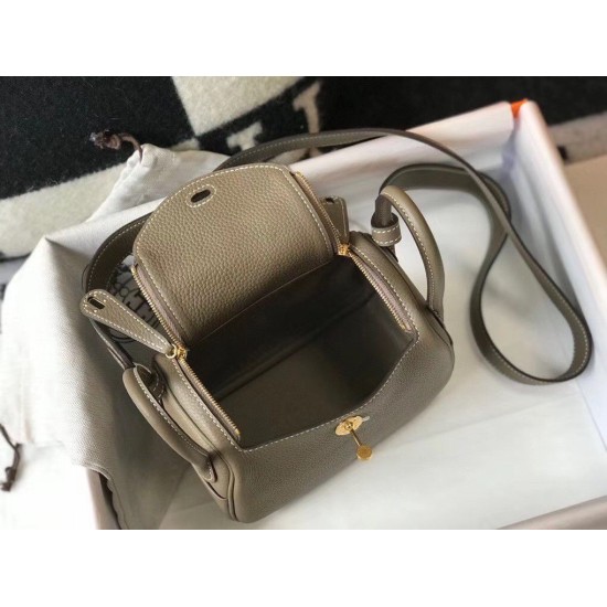 Replica Borsa Hermes Lindy Mini Taupe Clemence in pelle di vitello imitazioni Miglior Prezzo Borsa Hermes Lindy Mini Taupe Clemence in pelle di vitello Replica
