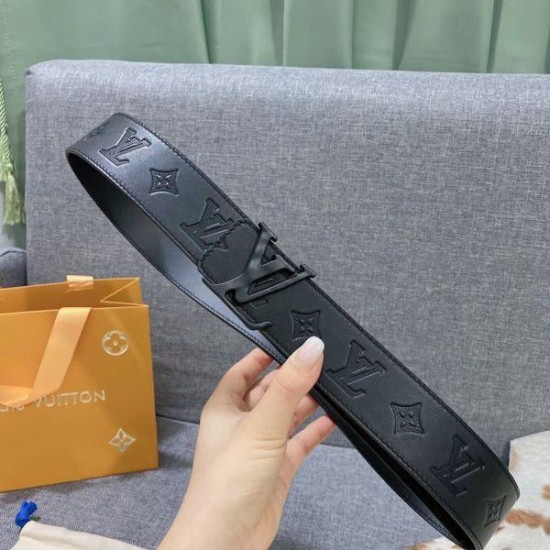 Dupe Louis Vuitton Shape 40mm Cintura Monogram Shadow M0220V imitazioni perfette Replica Louis Vuitton Shape 40mm Cintura Monogram Shadow M0220V Griffate