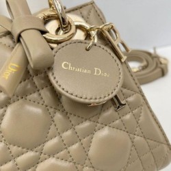 Replica Borse Dior Mini Lady Dior agnello cannage Arco biscotto caldo Imitazioni Replica Borse Dior Mini Lady Dior agnello cannage Arco biscotto caldo