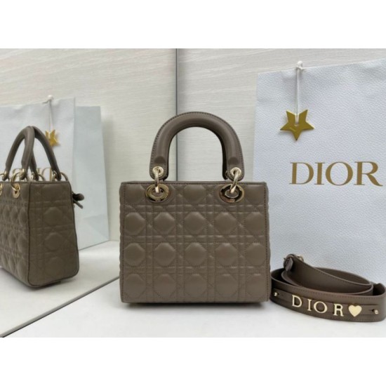 Replica Borsa Dior Lady Dior My ABC Dior piccola Arco ciondolo D.I.O.R. in metallo grigio pietra Imitazioni Replica Borsa Dior Lady Dior My ABC Dior piccola Arco ciondolo D.I.O.R. in metallo grigio pietra