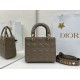 Replica Borsa Dior Lady Dior My ABC Dior piccola Arco ciondolo D.I.O.R. in metallo grigio pietra Imitazioni Replica Borsa Dior Lady Dior My ABC Dior piccola Arco ciondolo D.I.O.R. in metallo grigio pietra