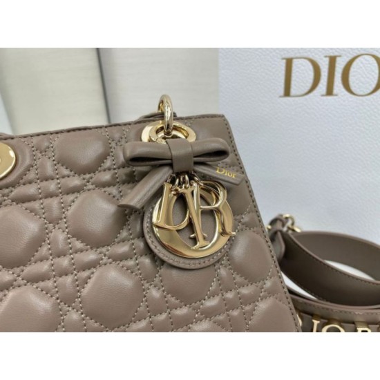 Replica Borsa Dior Lady Dior My ABC Dior piccola Arco ciondolo D.I.O.R. in metallo grigio pietra Imitazioni Replica Borsa Dior Lady Dior My ABC Dior piccola Arco ciondolo D.I.O.R. in metallo grigio pietra