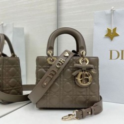 Replica Borsa Dior Lady Dior My ABC Dior piccola Arco ciondolo D.I.O.R. in metallo grigio pietra