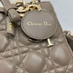 Replica Borsa Dior Lady Dior My ABC Dior piccola Arco ciondolo D.I.O.R. in metallo grigio pietra Imitazioni Replica Borsa Dior Lady Dior My ABC Dior piccola Arco ciondolo D.I.O.R. in metallo grigio pietra