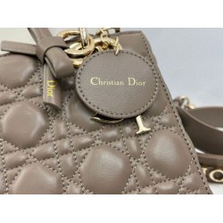 Borsa Dior Lady Dior My ABC Dior piccola Arco ciondolo D.I.O.R. in metallo grigio pietra Borsa Dior Lady Dior My ABC Dior piccola Arco ciondolo D.I.O.R. in metallo grigio pietra