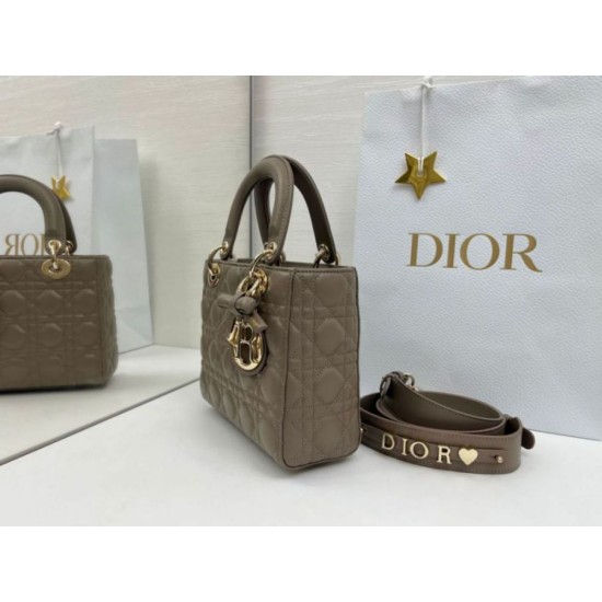 Replica Borsa Dior Lady Dior My ABC Dior piccola Arco ciondolo D.I.O.R. in metallo grigio pietra Imitazioni Replica Borsa Dior Lady Dior My ABC Dior piccola Arco ciondolo D.I.O.R. in metallo grigio pietra
