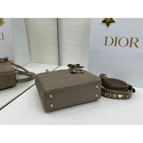 Replica Borsa Dior Lady Dior My ABC Dior piccola Arco ciondolo D.I.O.R. in metallo grigio pietra Imitazioni Replica Borsa Dior Lady Dior My ABC Dior piccola Arco ciondolo D.I.O.R. in metallo grigio pietra