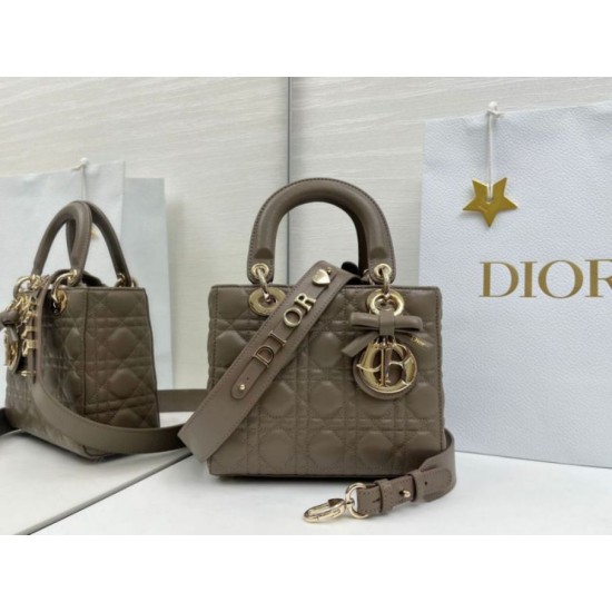Replica Borsa Dior Lady Dior My ABC Dior piccola Arco ciondolo D.I.O.R. in metallo grigio pietra Imitazioni Replica Borsa Dior Lady Dior My ABC Dior piccola Arco ciondolo D.I.O.R. in metallo grigio pietra