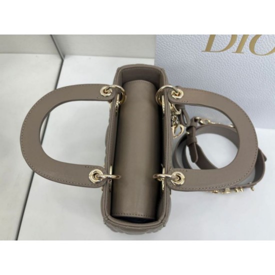 Replica Borsa Dior Lady Dior My ABC Dior piccola Arco ciondolo D.I.O.R. in metallo grigio pietra Imitazioni Replica Borsa Dior Lady Dior My ABC Dior piccola Arco ciondolo D.I.O.R. in metallo grigio pietra