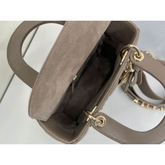 Replica Borsa Dior Lady Dior My ABC Dior piccola Arco ciondolo D.I.O.R. in metallo grigio pietra Imitazioni Replica Borsa Dior Lady Dior My ABC Dior piccola Arco ciondolo D.I.O.R. in metallo grigio pietra