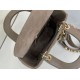 Replica Borsa Dior Lady Dior My ABC Dior piccola Arco ciondolo D.I.O.R. in metallo grigio pietra Imitazioni Replica Borsa Dior Lady Dior My ABC Dior piccola Arco ciondolo D.I.O.R. in metallo grigio pietra
