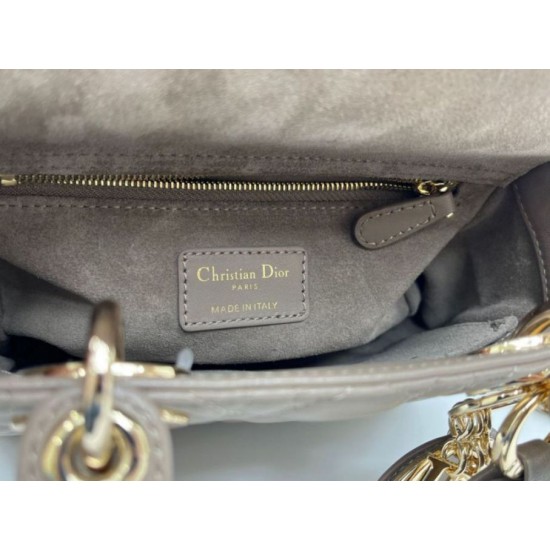 Replica Borsa Dior Lady Dior My ABC Dior piccola Arco ciondolo D.I.O.R. in metallo grigio pietra Imitazioni Replica Borsa Dior Lady Dior My ABC Dior piccola Arco ciondolo D.I.O.R. in metallo grigio pietra