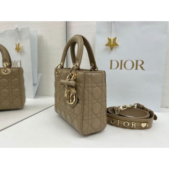 Replica Borse Dior Lady Dior My ABC Dior piccola Arco ciondolo D.I.O.R. in metallo Grigio talpa Imitazioni Replica Borse Dior Lady Dior My ABC Dior piccola Arco ciondolo D.I.O.R. in metallo Grigio talpa