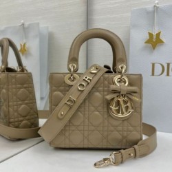 Replica Borse Dior Lady Dior My ABC Dior piccola Arco ciondolo D.I.O.R. in metallo Grigio talpa