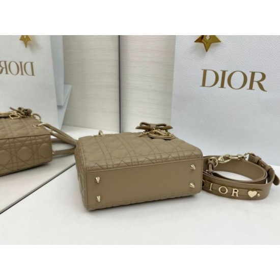 Replica Borse Dior Lady Dior My ABC Dior piccola Arco ciondolo D.I.O.R. in metallo Grigio talpa Imitazioni Replica Borse Dior Lady Dior My ABC Dior piccola Arco ciondolo D.I.O.R. in metallo Grigio talpa