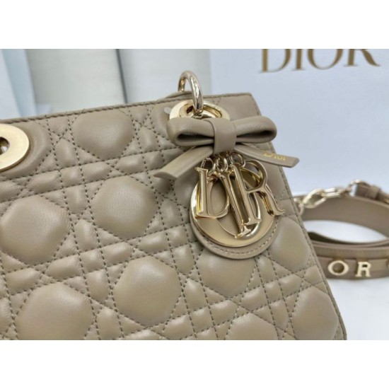 Replica Borse Dior Lady Dior My ABC Dior piccola Arco ciondolo D.I.O.R. in metallo Grigio talpa Imitazioni Replica Borse Dior Lady Dior My ABC Dior piccola Arco ciondolo D.I.O.R. in metallo Grigio talpa