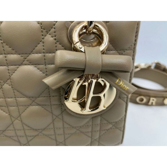 Replica Borse Dior Lady Dior My ABC Dior piccola Arco ciondolo D.I.O.R. in metallo Grigio talpa Imitazioni Replica Borse Dior Lady Dior My ABC Dior piccola Arco ciondolo D.I.O.R. in metallo Grigio talpa