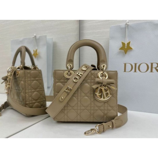 Replica Borse Dior Lady Dior My ABC Dior piccola Arco ciondolo D.I.O.R. in metallo Grigio talpa Imitazioni Replica Borse Dior Lady Dior My ABC Dior piccola Arco ciondolo D.I.O.R. in metallo Grigio talpa