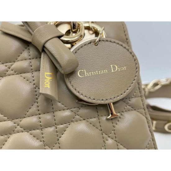 Replica Borse Dior Lady Dior My ABC Dior piccola Arco ciondolo D.I.O.R. in metallo Grigio talpa Imitazioni Replica Borse Dior Lady Dior My ABC Dior piccola Arco ciondolo D.I.O.R. in metallo Grigio talpa