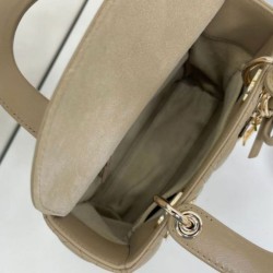 Replica Borse Dior Lady Dior My ABC Dior piccola Arco ciondolo D.I.O.R. in metallo Grigio talpa Imitazioni Replica Borse Dior Lady Dior My ABC Dior piccola Arco ciondolo D.I.O.R. in metallo Grigio talpa