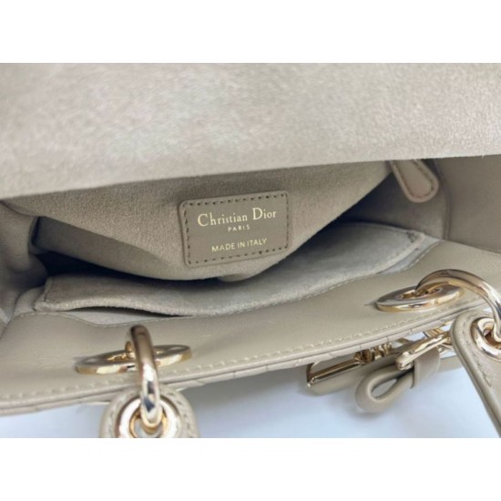 Replica Borse Dior Lady Dior My ABC Dior piccola Arco ciondolo D.I.O.R. in metallo Grigio talpa Imitazioni Replica Borse Dior Lady Dior My ABC Dior piccola Arco ciondolo D.I.O.R. in metallo Grigio talpa