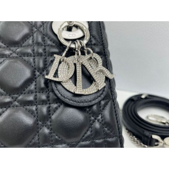 Replica Borsa Dior Mini Lady Dior Arco con ciondoli D.I.O.R neri hardware argento Imitazioni Replica Borsa Dior Mini Lady Dior Arco con ciondoli D.I.O.R neri hardware argento