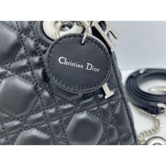 Replica Borsa Dior Mini Lady Dior Arco con ciondoli D.I.O.R neri hardware argento Imitazioni Replica Borsa Dior Mini Lady Dior Arco con ciondoli D.I.O.R neri hardware argento