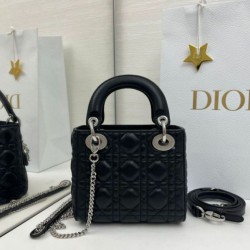 Replica Borsa Dior Mini Lady Dior Arco con ciondoli D.I.O.R neri hardware argento Imitazioni Replica Borsa Dior Mini Lady Dior Arco con ciondoli D.I.O.R neri hardware argento
