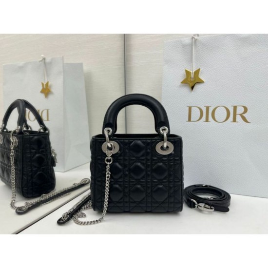 Replica Borsa Dior Mini Lady Dior Arco con ciondoli D.I.O.R neri hardware argento Imitazioni Replica Borsa Dior Mini Lady Dior Arco con ciondoli D.I.O.R neri hardware argento