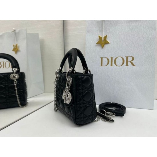 Replica Borsa Dior Mini Lady Dior Arco con ciondoli D.I.O.R neri hardware argento Imitazioni Replica Borsa Dior Mini Lady Dior Arco con ciondoli D.I.O.R neri hardware argento