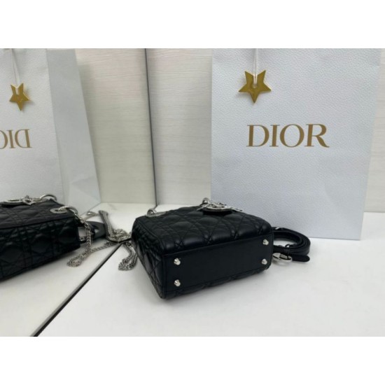 Replica Borsa Dior Mini Lady Dior Arco con ciondoli D.I.O.R neri hardware argento Imitazioni Replica Borsa Dior Mini Lady Dior Arco con ciondoli D.I.O.R neri hardware argento